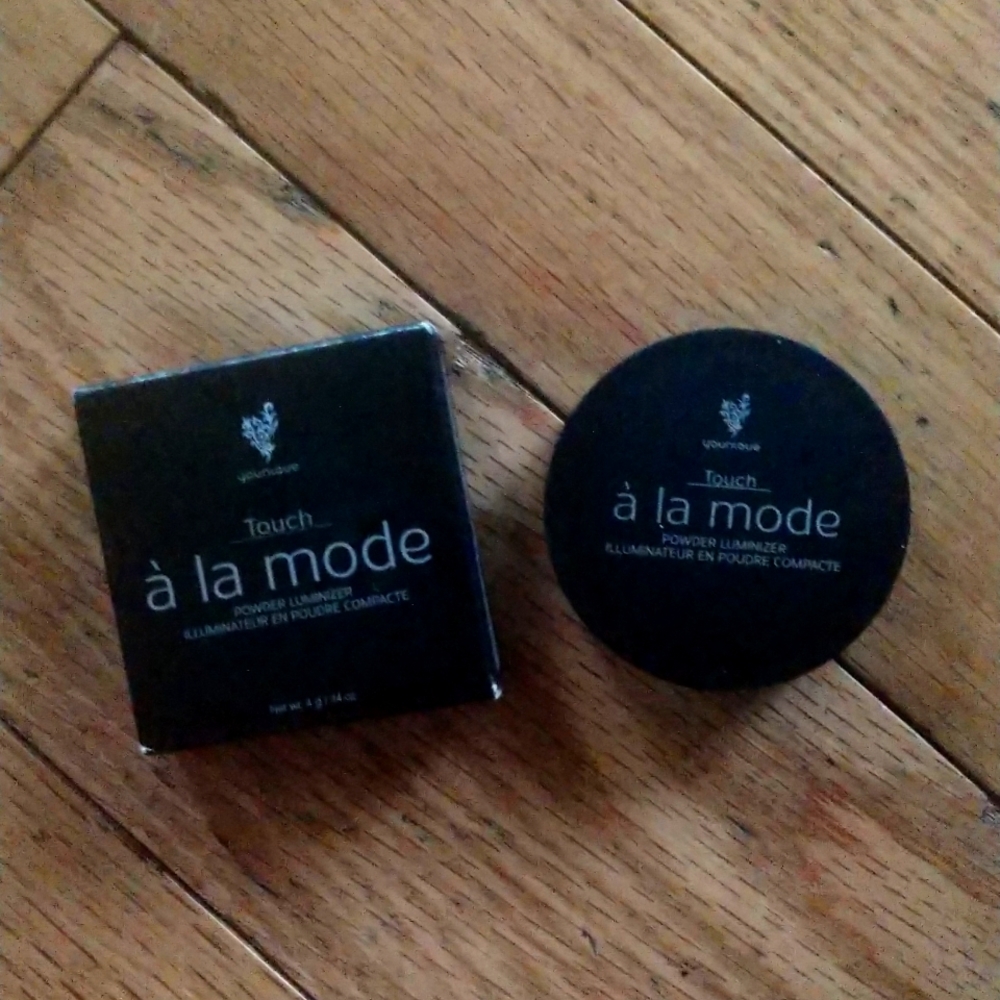 Younique Touch à la mode powder luminizer